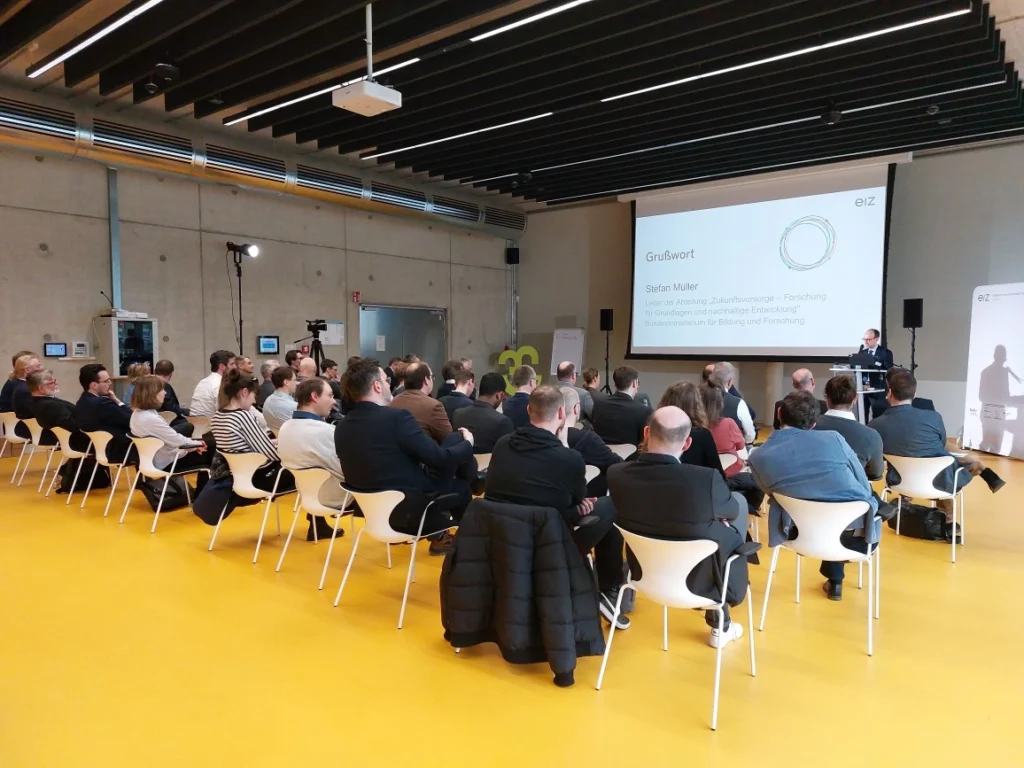 Mehr als 90 Forschende aus 14 Fachgebieten entwickeln in einem neuen Forschungs-Cluster in insgesamt sechs vernetzten Labs gemeinsam mit einem interdisziplinären Partnernetzwerk innovative Technologien für eine klimaneutrale Energieversorgung.