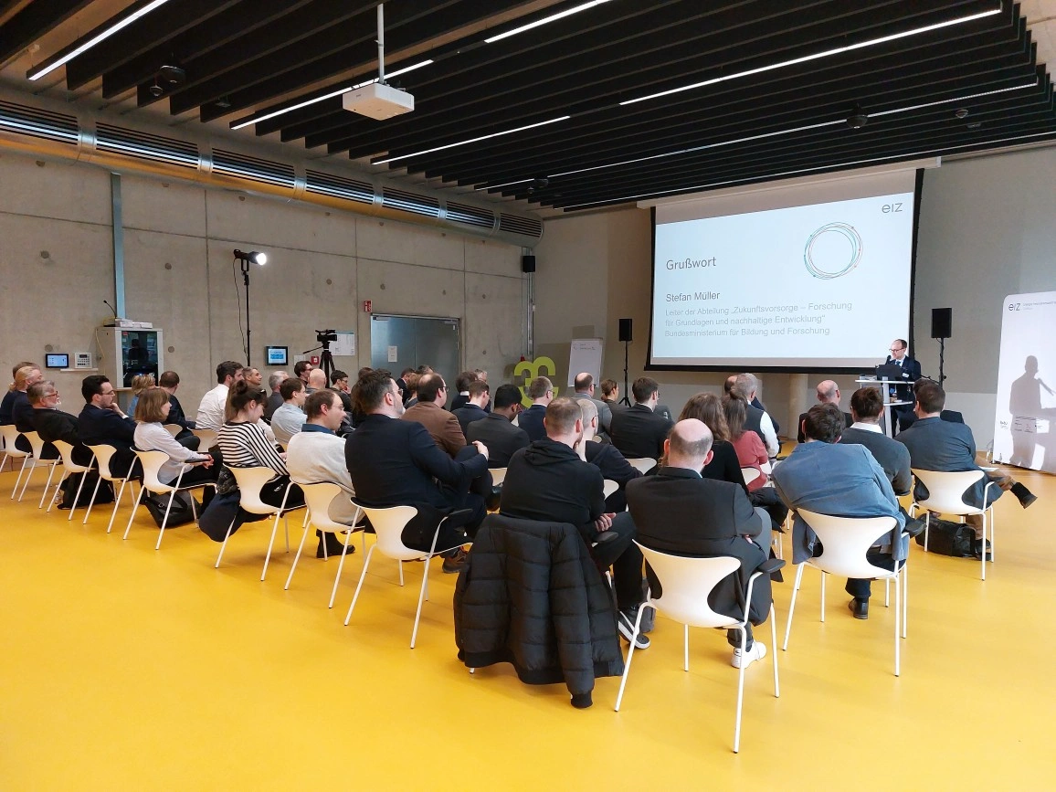 Mehr als 90 Forschende aus 14 Fachgebieten entwickeln in einem neuen Forschungs-Cluster in insgesamt sechs vernetzten Labs gemeinsam mit einem interdisziplinären Partnernetzwerk innovative Technologien für eine klimaneutrale Energieversorgung.