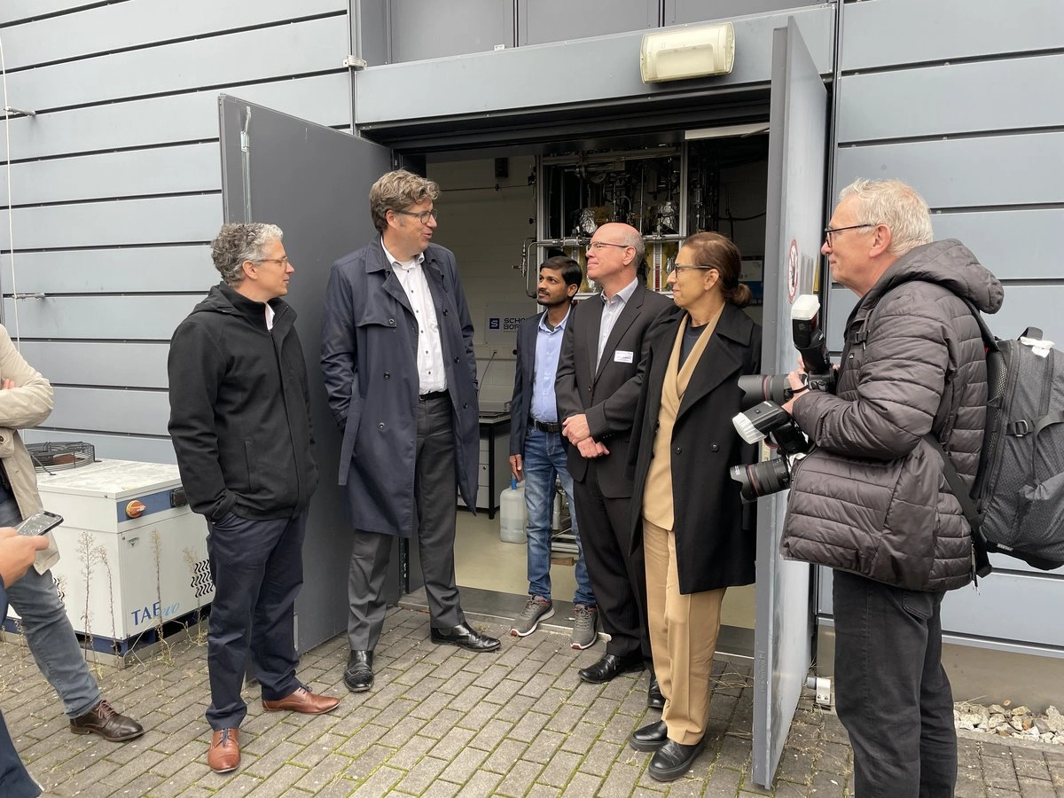 (v.l.n.r.) Prof. Dr. Johannes Schiffer, Staatssekretär Michael Kellner, Dr. Shiva Kumar Sampangi, Prof. Dr. Felix Müsgens und BTU Präsidentin Prof. Dr. Gesine Grande am Wasserstoff-Forschungszentrum der BTU Cottbus-Senftenberg.
