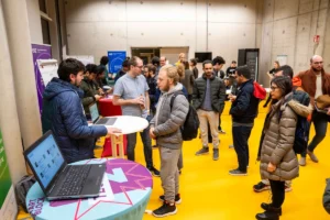 Interessierte Gespräche beim Get-Together an den Ständen der EIZ-Labs. | Foto: Sascha Thor, BTU