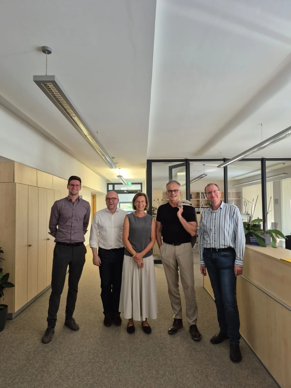 Personen, die ein Foto machen (darunter Prof. Dr. Michael Schierack)