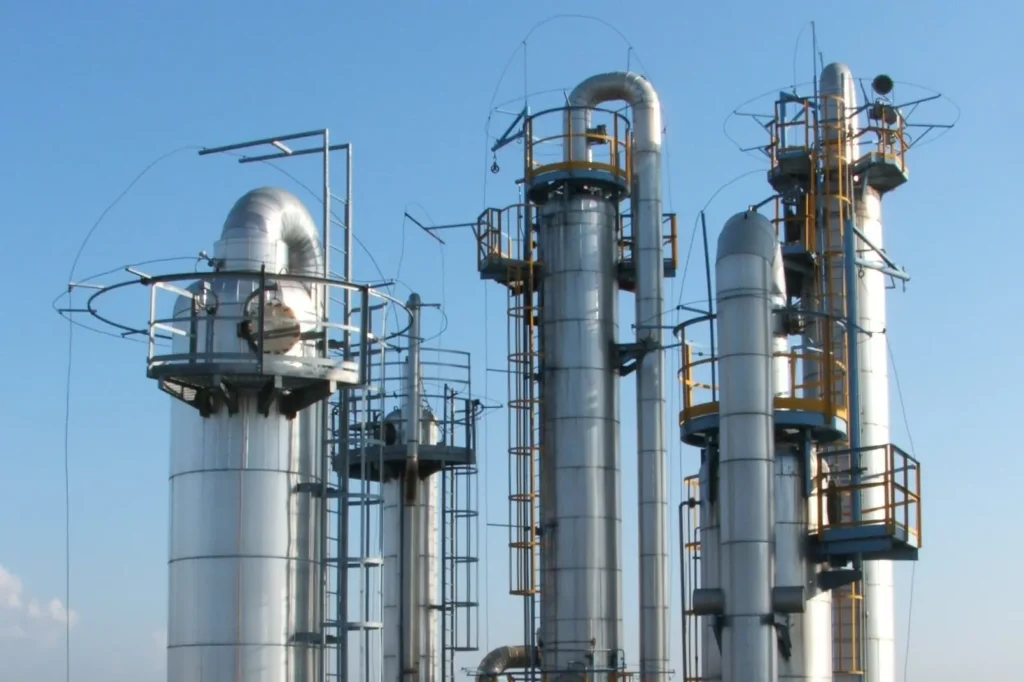 Typische industrielle Destillationsanlage
