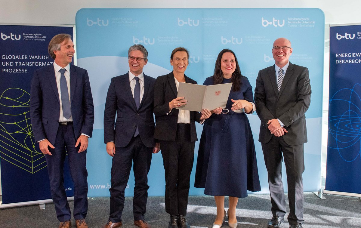 Das Energie-Innovationszentrum geht an den Start. Freude nach der Überreichung des Zuwendungsbescheides: (v.l.n.r.) Prof. Mario Ragwitz (Institutsleiter des Fraunhofer IEG), Prof. Johannes Schiffer (Projektleitung EIZ), BTU-Präsidentin Prof. Gesine Grande, Wissenschaftsministerin Dr. Manja Schüle, Prof. Felix Müsgens (Projektleitung EIZ), Foto: BTU: Ralf Schuster