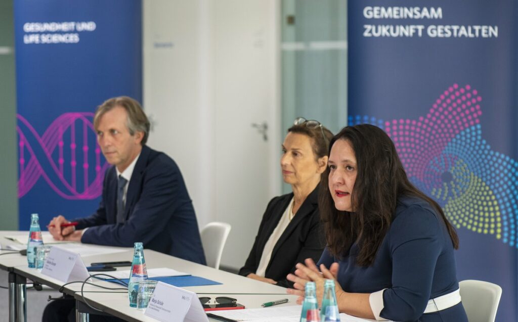 Informationen zum EIZ und die Beantwortung von Fragen während des Pressegespräches: Hier die Wissenschaftsministerin des Landes Brandenburg Dr. Manja Schüle im Gespräch mit den Journalist*innen, links daneben BTU-Präsidentin Prof. Gesine Grande und Prof. Mario Ragwitz (Foto: BTU, Ralf Schuster)