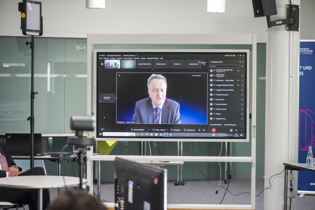 Volker Rieke, Leiter der Abteilung „Zukunftsvorsorge – Forschung für Grundlagen und nachhaltige Entwicklung im deutschen Bundesministerium für Bildung und Forschung (BMBF), nahm via Konferenzschaltung an der Veranstaltung teil (Foto: BTU, Ralf Schuster)