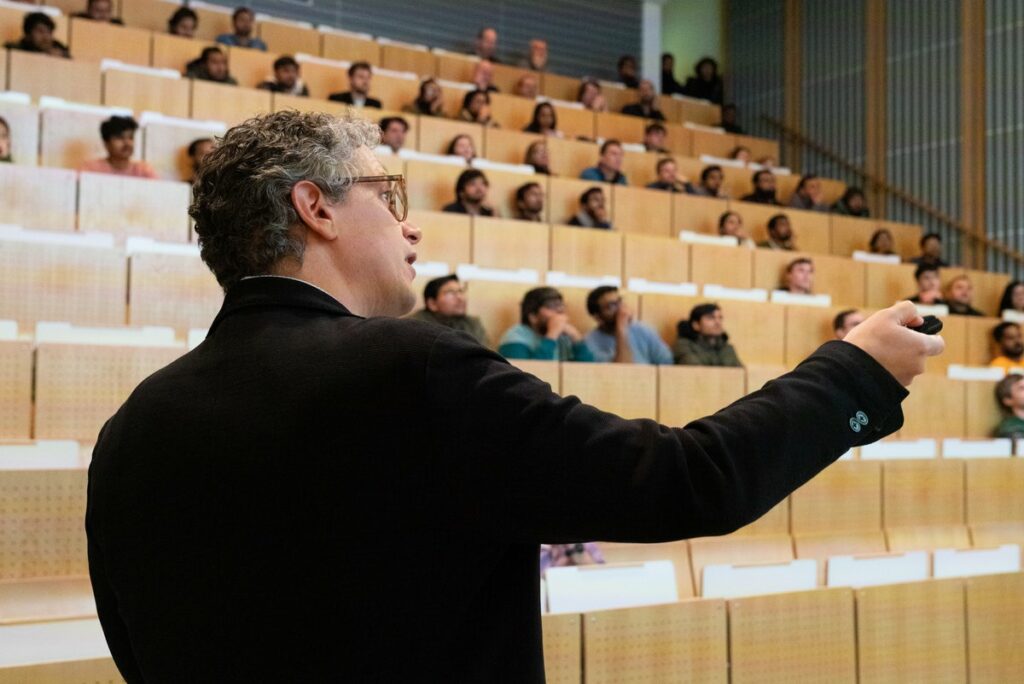 Prof. Dr.-Ing. Johannes Schiffer, Studiengangsleiter des Studiengangs Power Engineering sowie Projektleiter des Energie-Innovationszentrum, präsentiert die Möglichkeiten für Studierende.