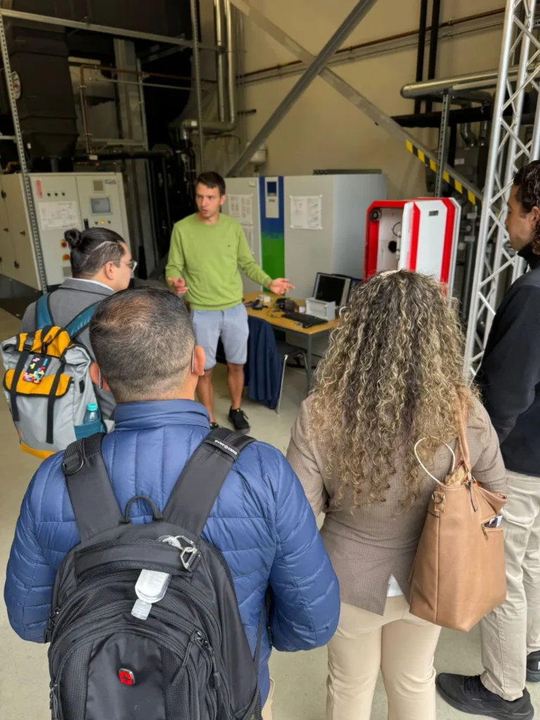 Herr von Auw führte durch die Hochspannungshalle zum Netztrainer
