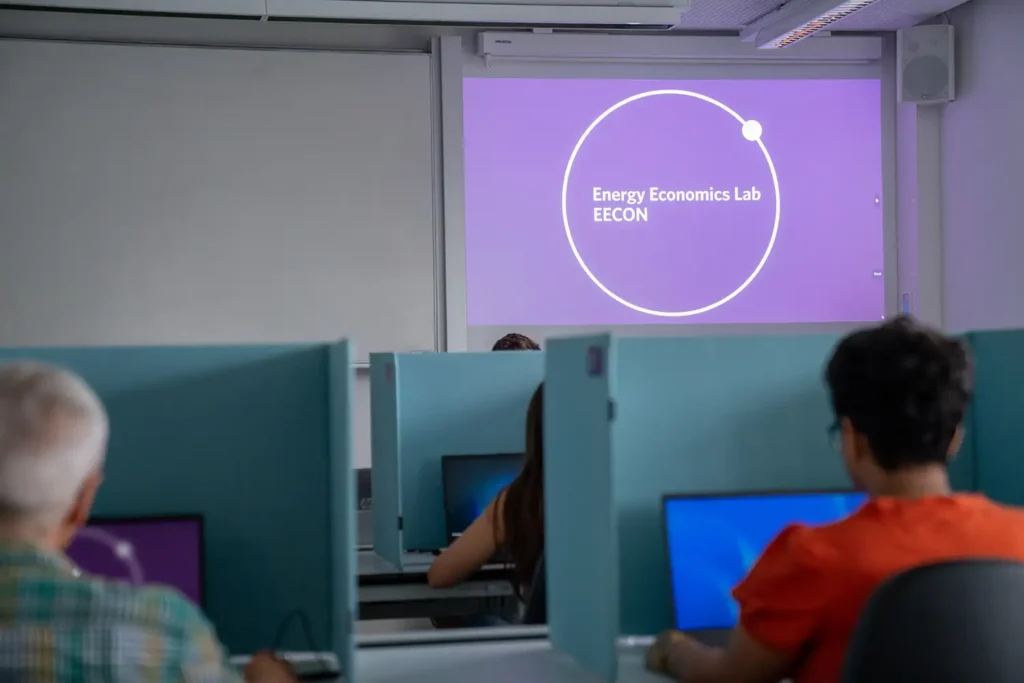 Teilnehmende sitzen bei einem Laborexperiment des EECON Labs an einem Computer. die Personen sind von hinten zu sehen.