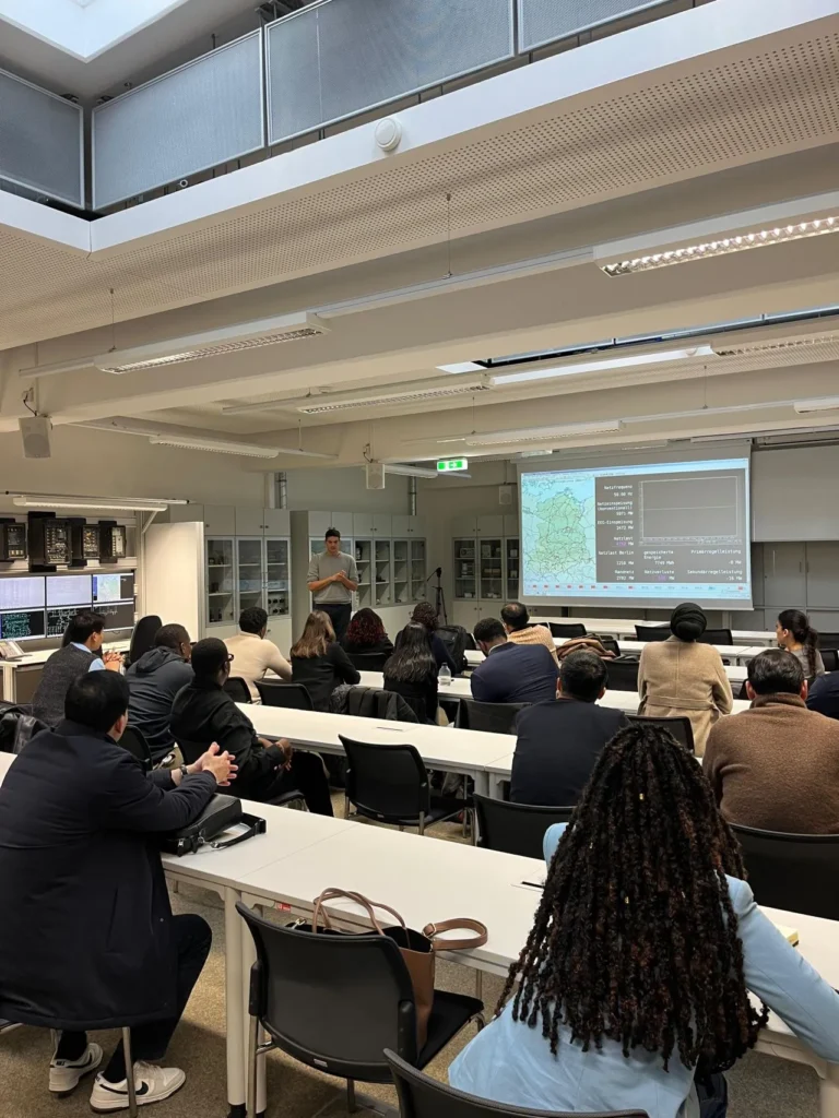 Internationale Delegation zu Gast im Energie-Innovationszentrum EPS Lab