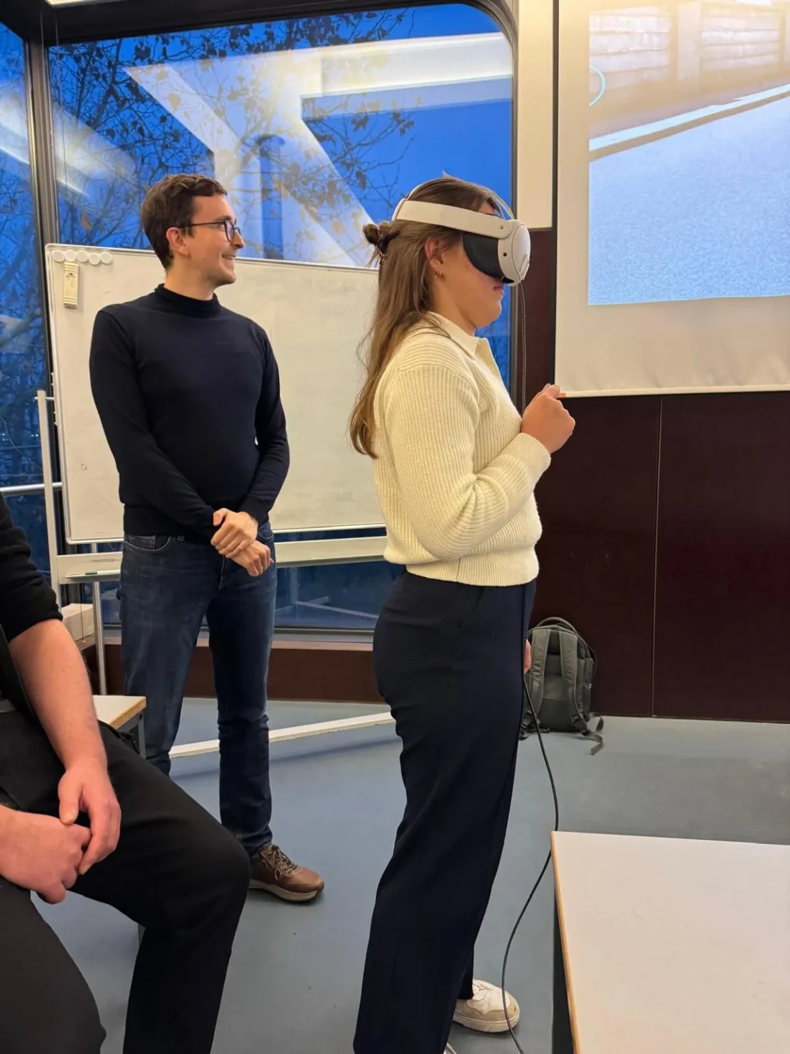 Eine Teilnehmerin der hyBit Autumn School 2025 testet VR-Lösungen im EECON | Energy Economics Lab des EIZ.