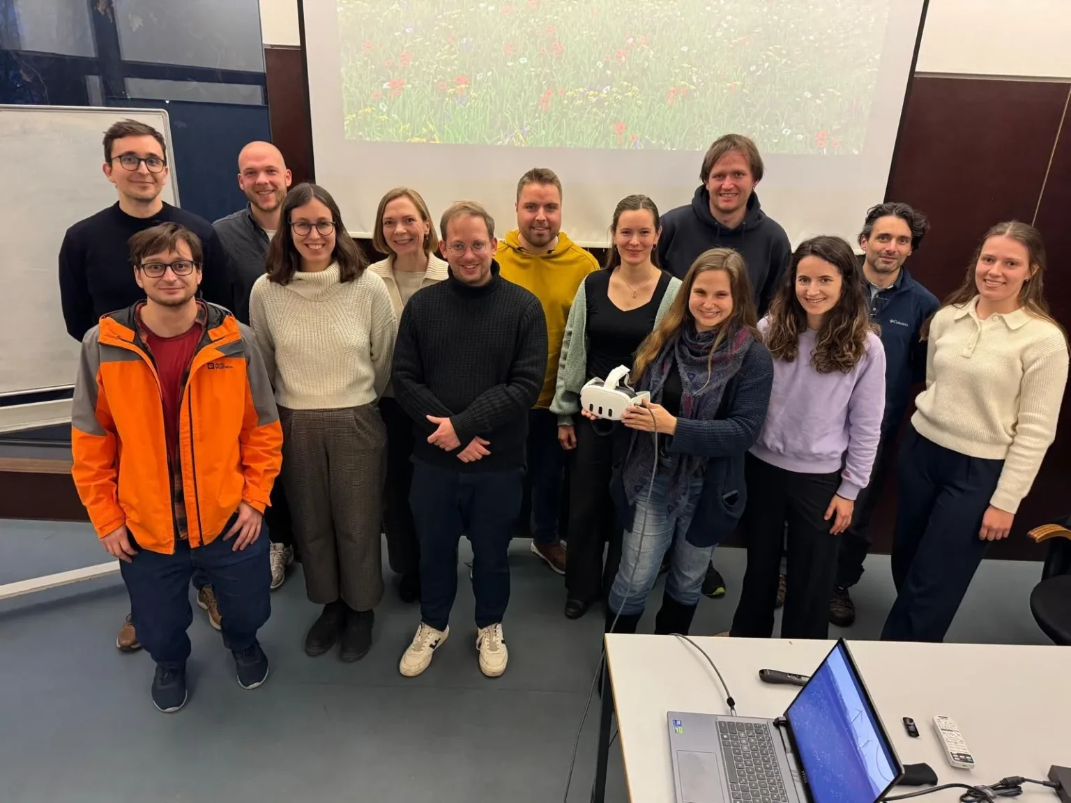 Teilnehmer:innen der hyBit Early Career Researcher Autumn School 2025 bei einem Gruppenfoto im EIZ, Lausitz.