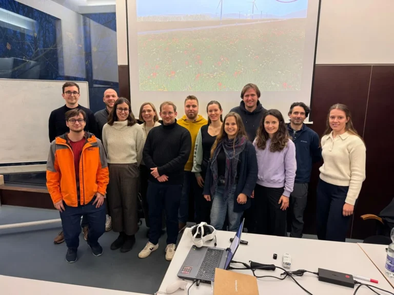 Nachwuchswissenschaftler:innen des hyBit-Konsortiums während der Autumn School 2025 im EIZ, Brandenburgische Technische Universität Cottbus-Senftenberg.