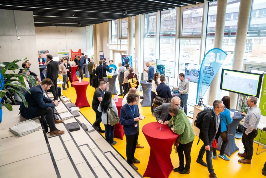 Teilnehmer:innen und Preisträger:innen bei der Preisverleihung des BTU Transfer Preis 2025 im Energie-Innovationszentrum.