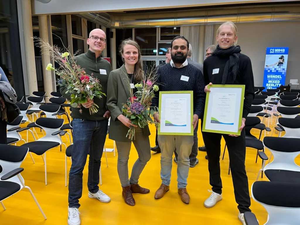 Jakob Pohlisch, Stefanie Fiedermann-Schwenke, Anupam Yadav und Max Rose nehmen den BTU Transfer Preis 2025 beim Energie-Innovationszentrum entgegen.
