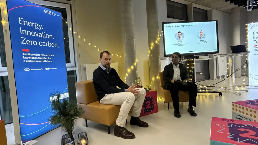 Zwei Speaker vor Monitor und EIZ Leuchtstele