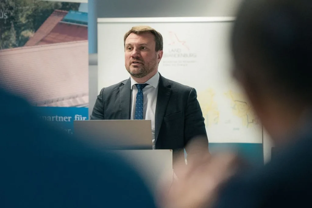 Daniel Keller spricht vor den Teilnehmenden während der Wasserstofftour am EIZ.