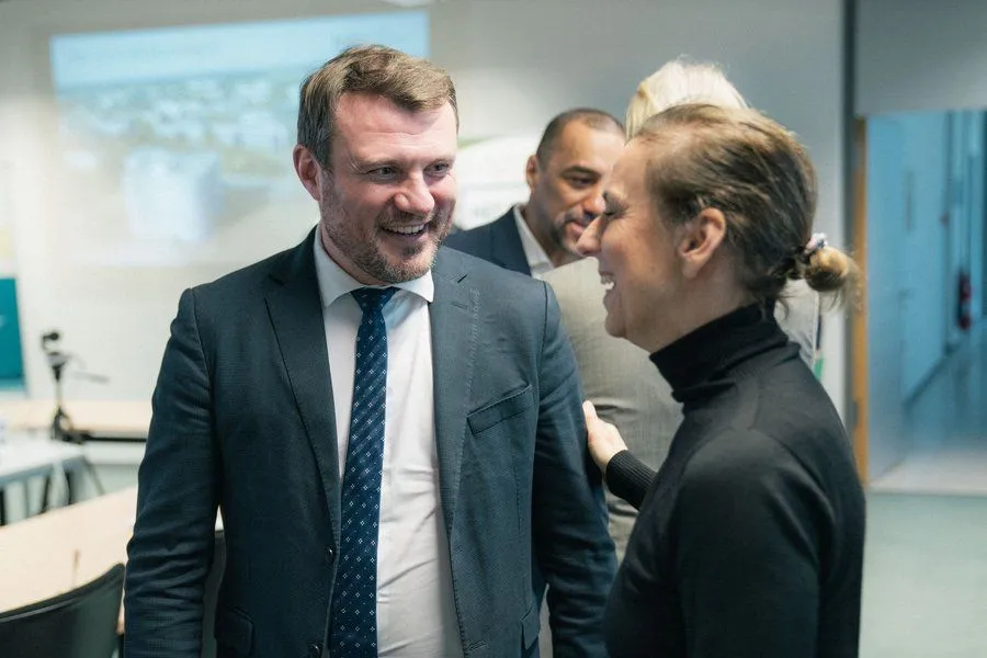 Prof. Dr. Gesine Grande im Gespräch mit Daniel Keller während der Wasserstofftour am EIZ.