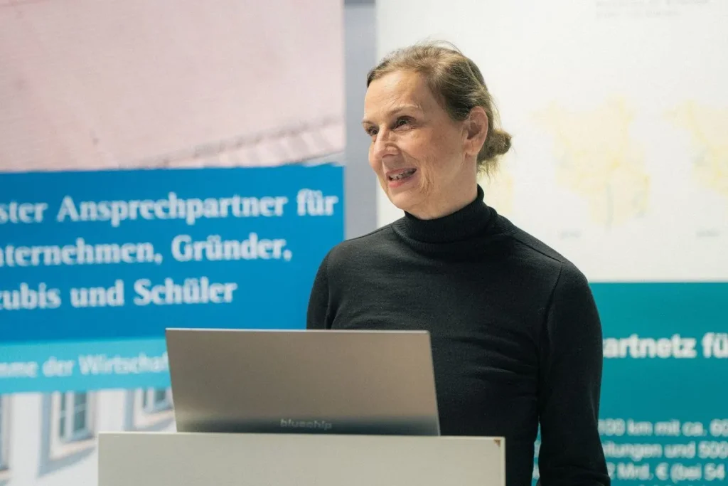 Prof. Dr. Gesine Grande steht am Rednerpult und spricht während der Wasserstofftour am EIZ.